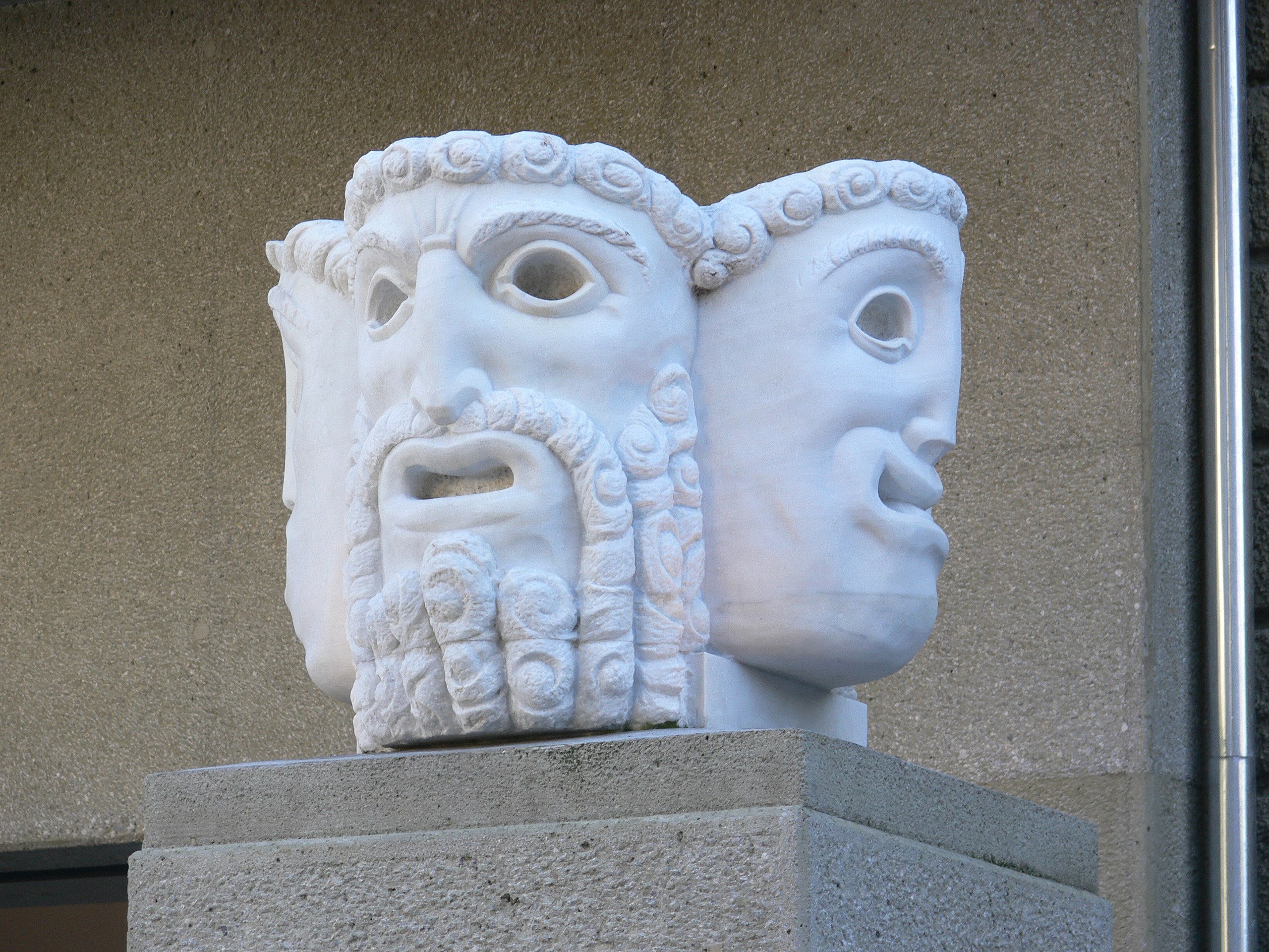 Skulptur Masken. Foto: Andreas Praefcke, CC-BY 3.0